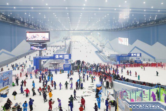 10月7日，滑雪宠爱者在深圳·前海冰雪世界内滑雪。新华社记者 梁旭 摄