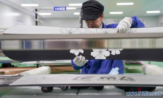 12月4日，在吉林化纤国兴复合材料有限公司车间内，责任主说念主员复检公司自主研发分娩的碳纤维滑雪板。新华社记者 颜麟蕴 摄